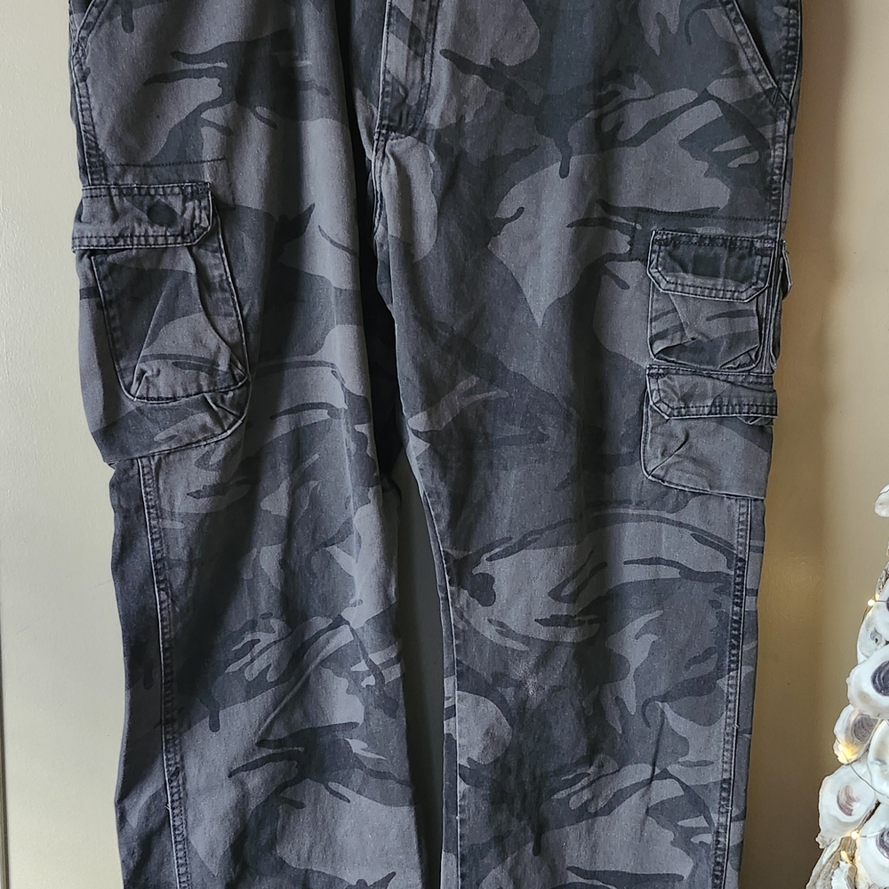 Wrangler Men's Gray Camouflage Cargo Pants